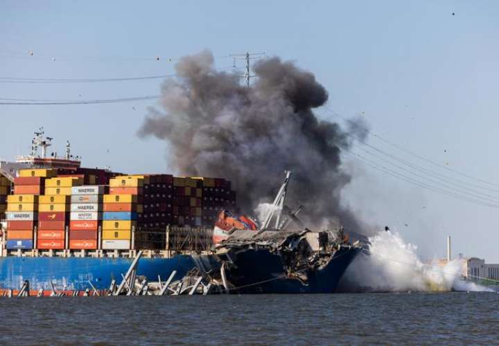 Ingenieros detonan explosivos controlados para eliminar un tramo de acero del puente Key de la proa del buque portacontenedores Dali en Baltimore, Maryland. EFE