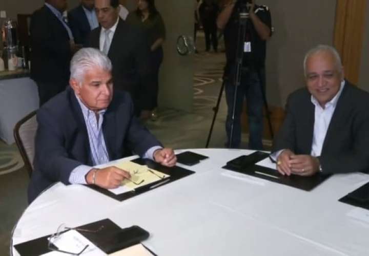 José Raúl Mulino junto a Luis Eduardo Camacho este viernes en la reunión con la bancada de RM.