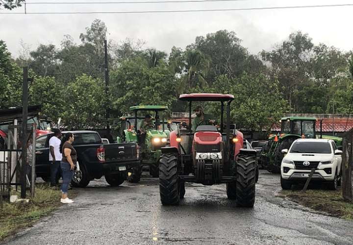 Los maiceros, con sus equipos agrícolas,  se tomaron la calle frente al palacio de gobernación, la cual ha permanecido cerrada.