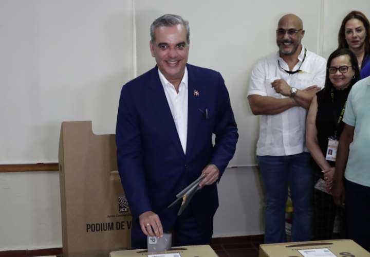 El presidente reelecto, Luis Abinader, votó en un centro electoral en la Secundaria Babeque, en Santo Domingo (República Dominicana). EFE