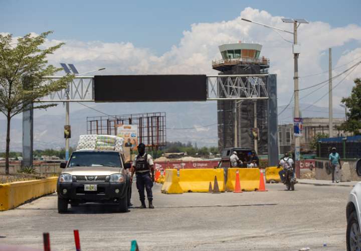 Policías vigilan el acceso al aeropuerto internacional, donde todos los vuelos se encuentran suspendidos desde hace más de un mes debido a los ataques de las bandas armadas, el 6 de abril de 2024, en Puerto Príncipe (Haití). EFE