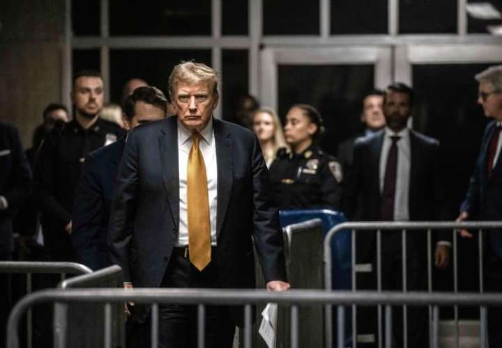 El ex presidente estadounidense Donald Trump (C) se prepara para dirigirse a los periodistas al final del día en su juicio penal. EFE