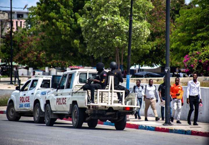 Miembros de la Policía Nacional Haitiana (PNH) realizando un operativo de seguridad en las proximidades del Palacio Nacional. EFE / Archivo