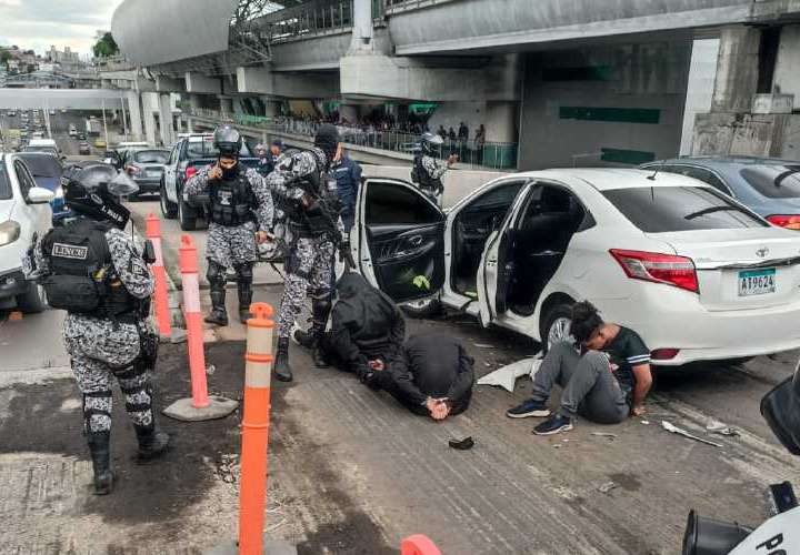 Caen mujeres maleantes que robaron auto a Indriver