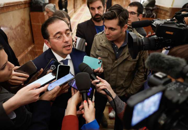 El ministro español de Asuntos Exteriores, José Manuel Albares, atiende a los medios antes del pleno del Congreso de los Diputados celebrado este miércoles. EFE