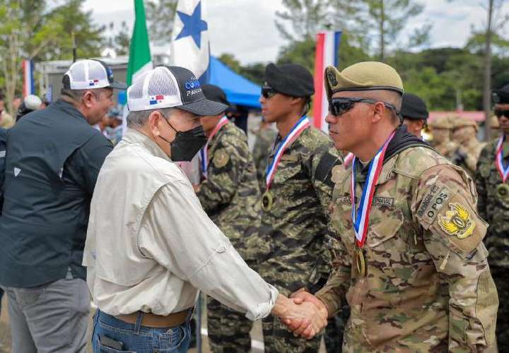 Nito y jefa del Comando Sur clausuran competencia militar