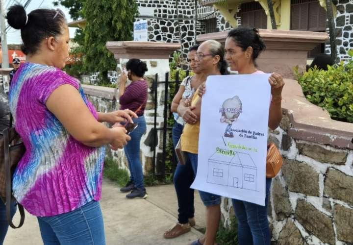 Los padres de familia exigen nombramiento de la cocinera a las autoridades del Meduca.