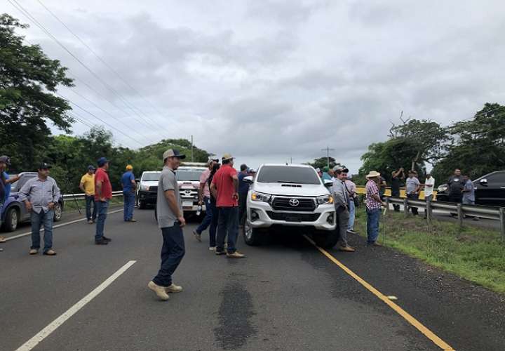 Maiceros cerraron la vía del puente sobre el río Guararé por 30 minutos.