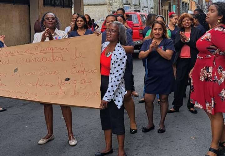Funcionarios de la Lotería Nacional de Colón protestaron frente a la sede regional.