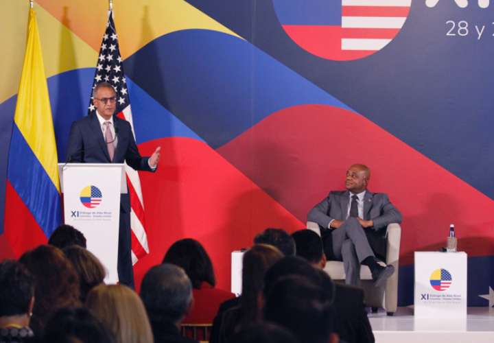 El subsecretario de Estado de Administración y Recursos de EE.UU., Richard Verma (i), habla durante la instalación del XI Diálogo de Alto Nivel (DAN), este martes en Bogotá (Colombia). EFE