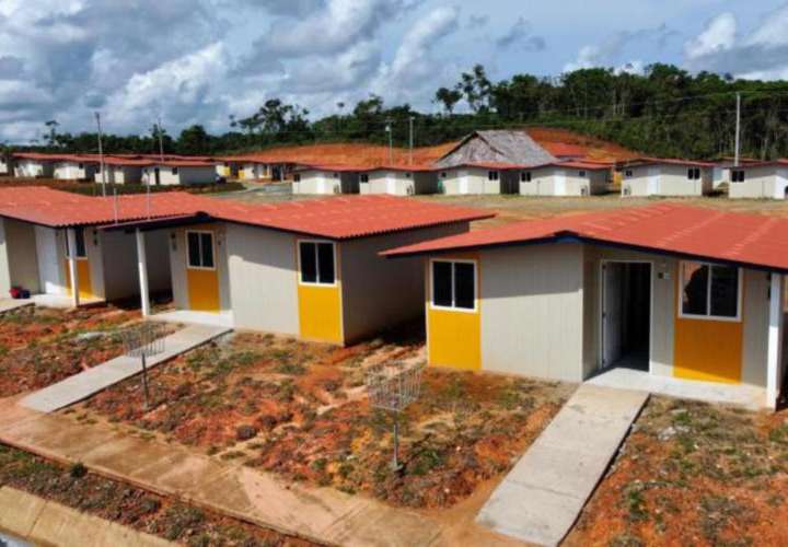 Entregan 300 casas para desplazados climáticos