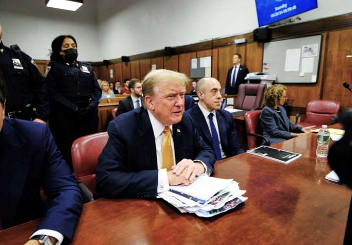 El expresidente estadounidense Donald Trump asiste a su juicio penal en la Corte Suprema del Estado de Nueva York en Nueva York, Estados Unidos. EFE