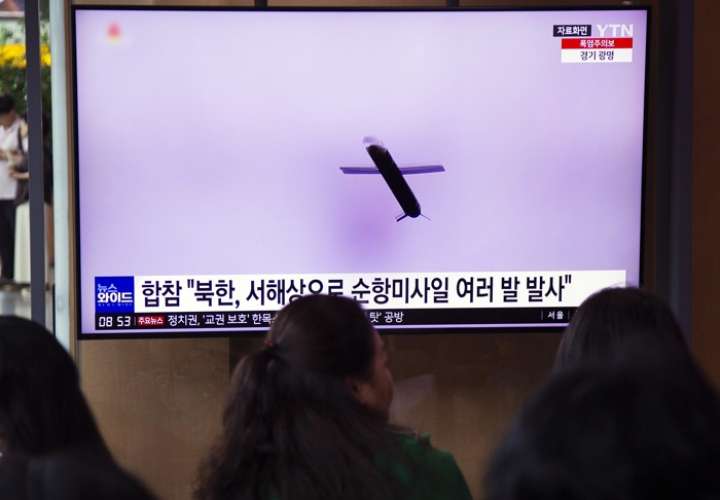 Personas miran un reportaje sobre el lanzamiento de un misil de crucero de Corea del Norte en una estación en Seúl, Corea del Sur. EFE / Archivo