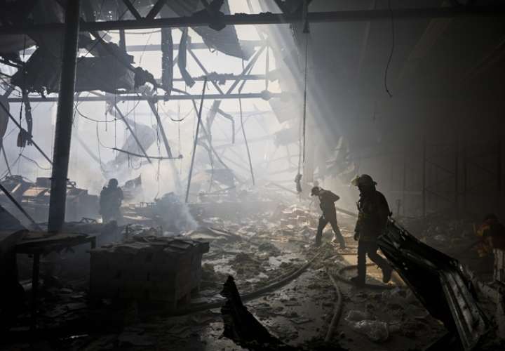 Rescatistas ucranianos trabajan en el lugar de un bombardeo contra una imprenta en Járkov, Ucrania, el 23 de mayo de 2024.EFE