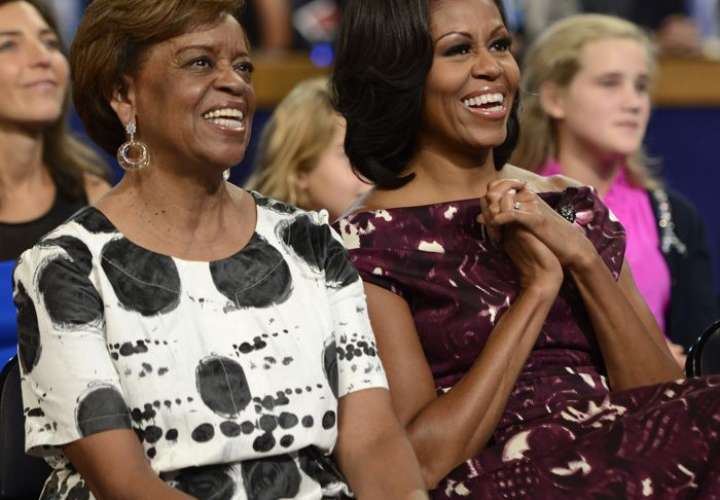 La exprimera dama de Estados Unidos Michelle Obama (d) junto a su madre, Marian Robinson, quien murió este 31 de mayo de 2024 a los 86 años. EFE