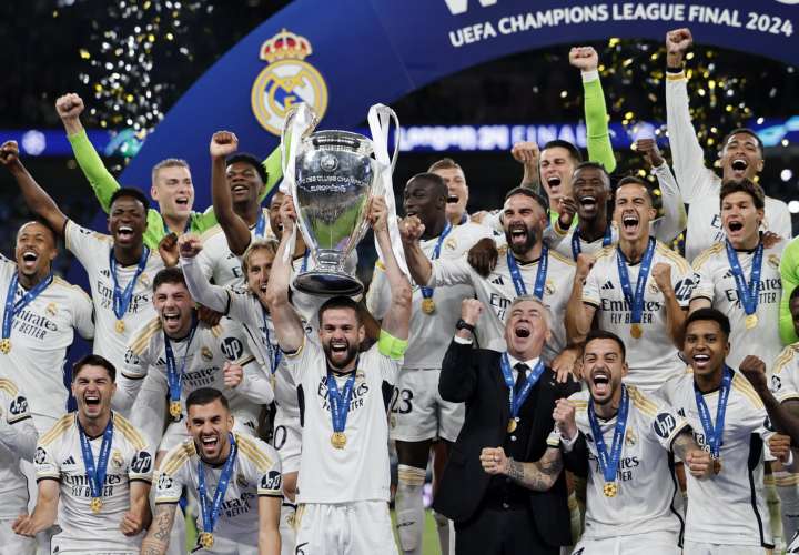 &#039;Nacho&#039; levantó el trofeo de Liga de Campeones número 15 del Real Madrid. /Foto: EFE