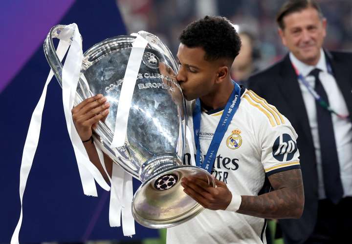 El jugador del Real Madrid Rodrygo besa la copa de la Liga de Campeones. /Foto: EFE