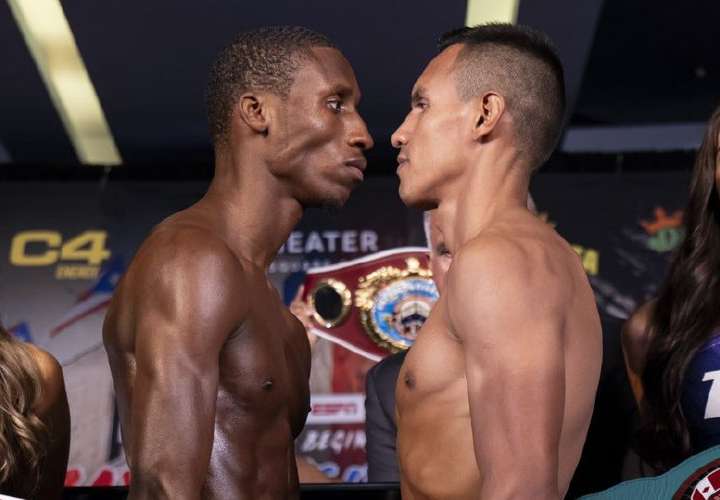 El panameño Brayan De Gracia (der.) y su rival, el estadounidense Bruce Carrington, en la ceremonia de pesaje oficial. Foto: Top Rank