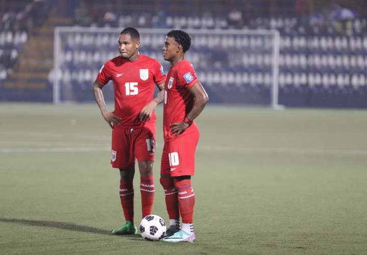 Eric Davis (15) y Yoel Bárcenas. /Foto: Fepafut