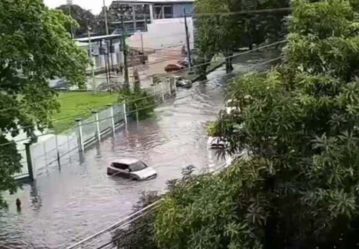 Chaparrón causó inundaciones en varios puntos de la ciudad capital