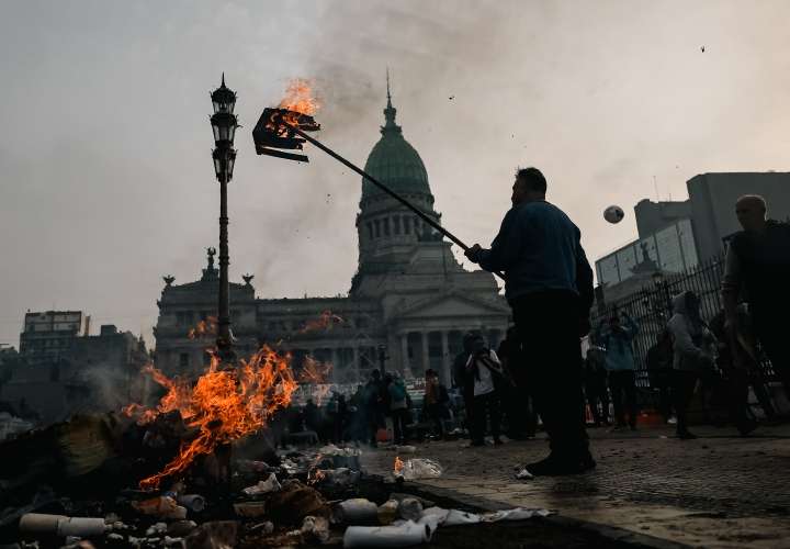 Manifestantes y policías chocan frente al Senado 