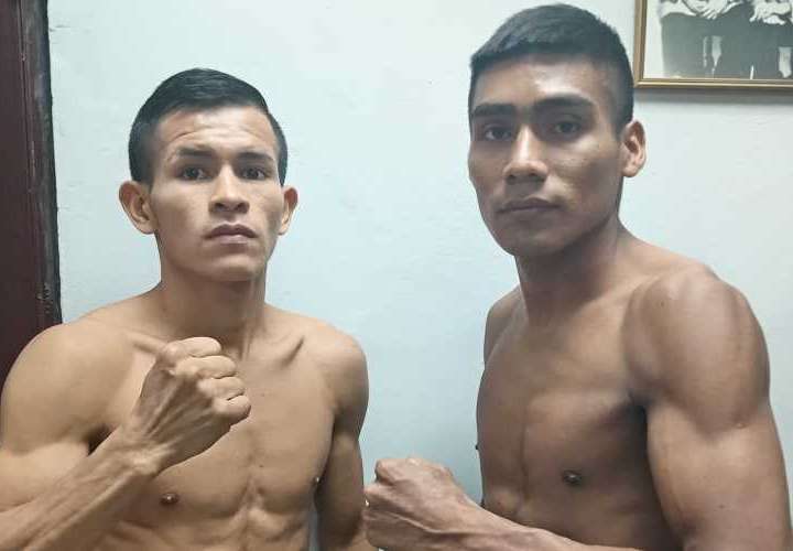 Abdiel &#039;El Cuco&#039; Mojica (izq.) y su rival Carlos Bonilla ayer en el examen médico y pesaje previo. Foto: Cortesía