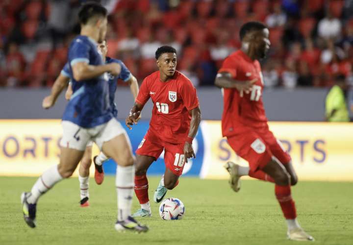 Édgar Bárcenas (c) de Panamá controla un balón este domingo. /Foto: EFE