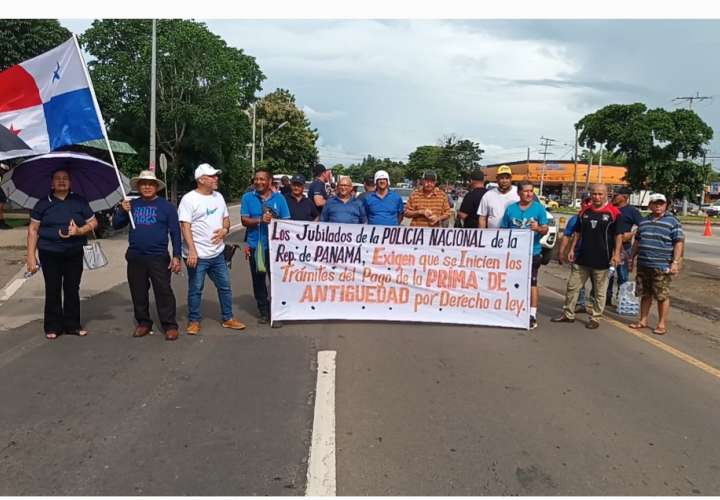 Protesta de policías jubilados causa caos en Interamericana