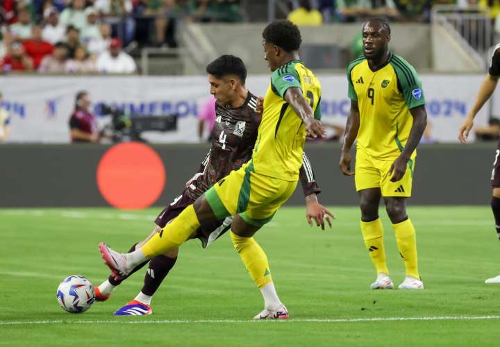 Demarai Gray de Jamaica (d) y Edson Alvarez de México. /Foto: EFE