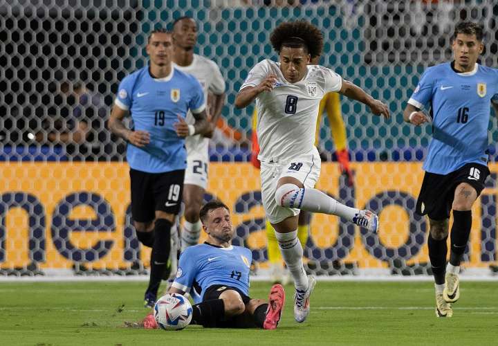 Adalberto Carrasquilla escapa de la marca de Matías Viña. /Foto: EFE