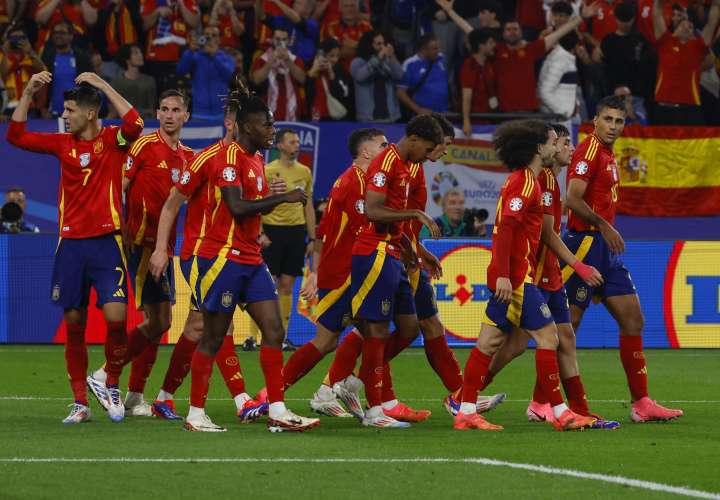 Los jugadores de la selección española celebran uno de sus goles. /EFE