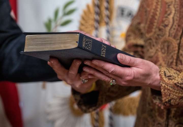 Escuelas de Oklahoma deben dar planes de estudio con la Biblia