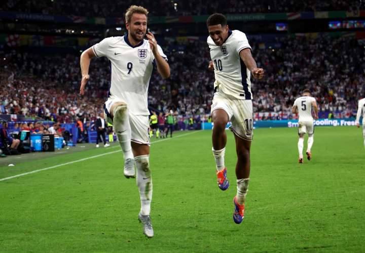 Jude Bellingham y Harry Kane festejan uno de los goles. /Foto: EFE