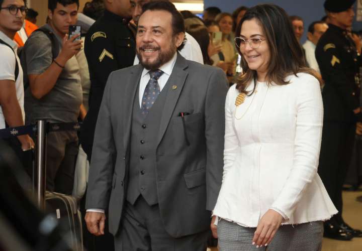  El vicepresidente de El Salvador Félix Ulloa es recibido por la canciller de Panamá Janaina Tewaney Mencomo a su llegada al aeropuerto internacional de Tocumen este sábado.