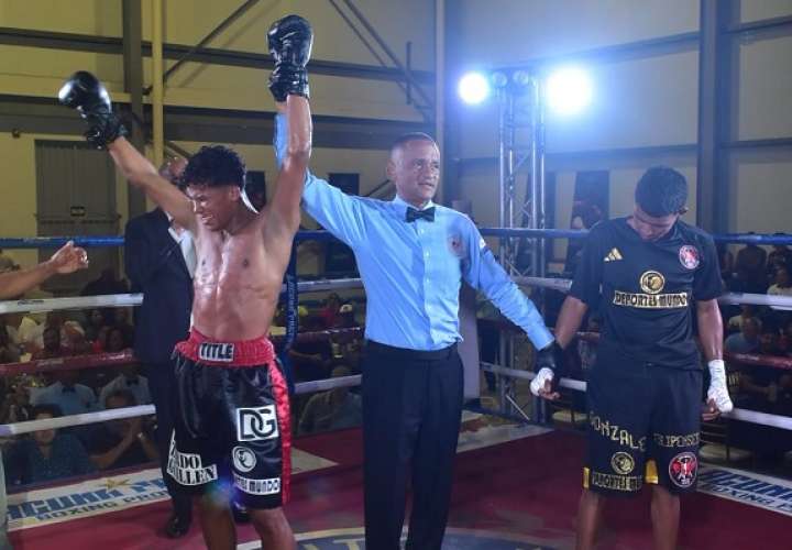 David Guillén (izq.) debutó con triunfo en su carrera profesional. Foto: Laguna Premium Boxing