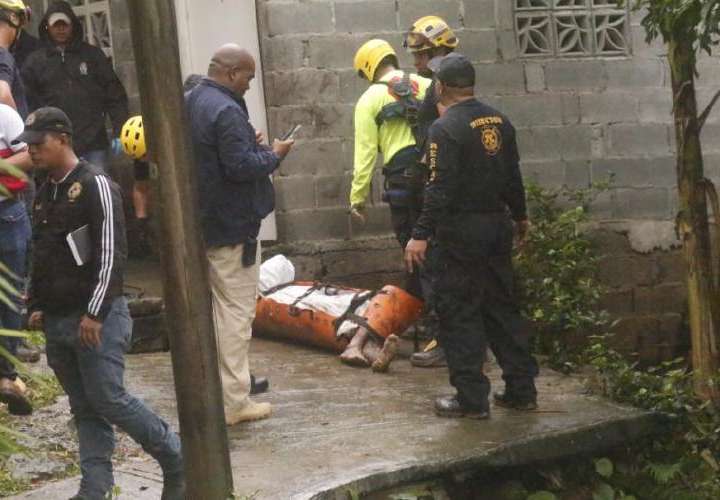 Lo matan a tiros y cae barranco abajo