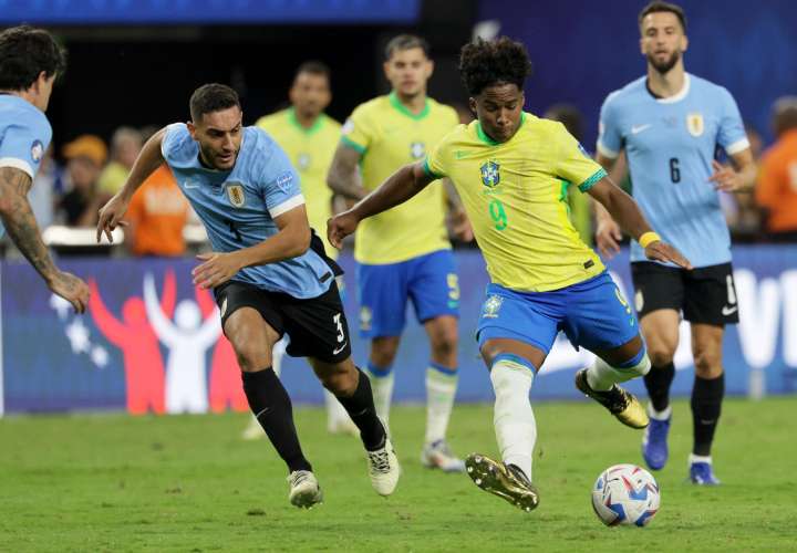 Endrick Moreira, de Brasil, evade la marca del uruguayo Sebastián Cáceres. /Foto: EFE