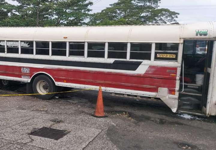 El autobús estaba estacionado a orilla de la carretera.