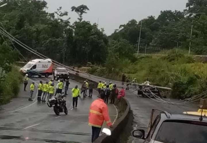 Choca automóvil contra poste y lo tumba