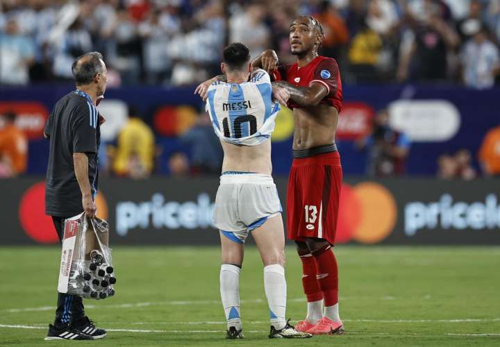 El capitán de Argentina, Lionel Messi (c). /Foto: EFE