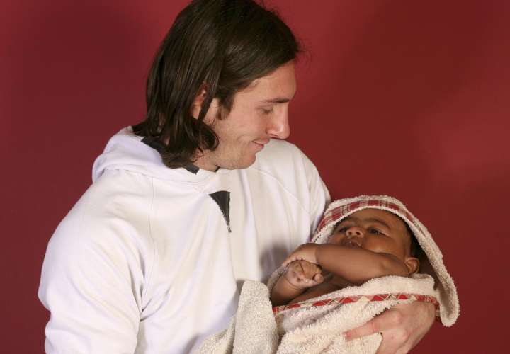 Fotografía realizada por Joan Monfort -colaborador gráfico de AP- de Lionel Messi en 2007 con Lamine Yamal bebé para un calendario benéfico.