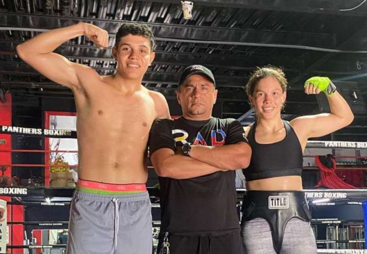 Los boxeadores Nataly Delgado (der.) y Harvin Aguirre (izq.) junto a su entrenador Julio César Archibold. Foto: Cortesía