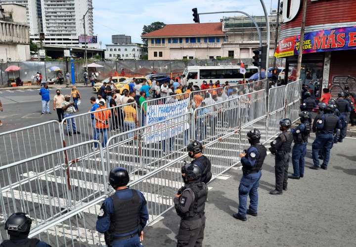 Ordenan retiro de vallas metálicas en alrededor de la Asamblea Nacional.