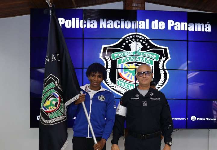 Atheyna Bylon recibe el estandarte de la Policía Nacional. Foto: Cortesía