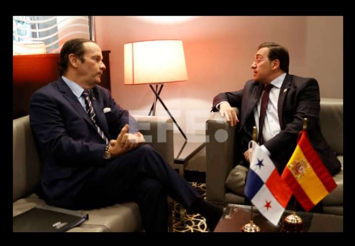 El ministro de Asuntos Exteriores, Unión Europea y Cooperación, José Manuel Albares (d), posa con Javier Martinez-Acha.