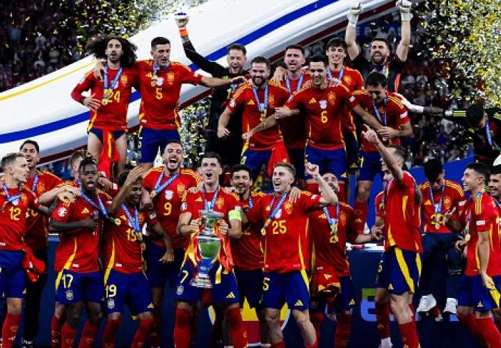 El equipo de España con el trofeo de campeón de la Eurocopa 2024. Foto: EFE