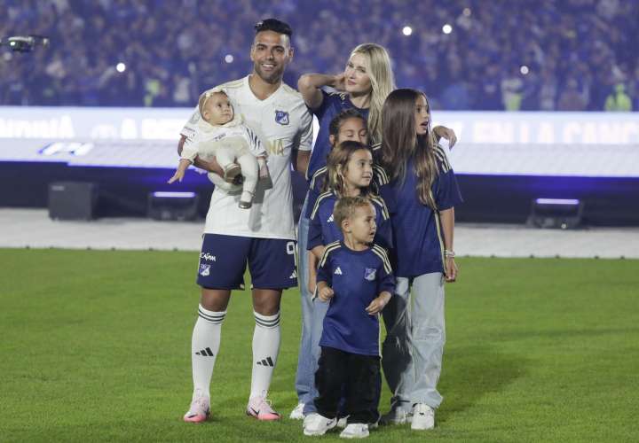 El delantero colombiano Radamel Falcao García (2d) y su familia. /Foto: EFE