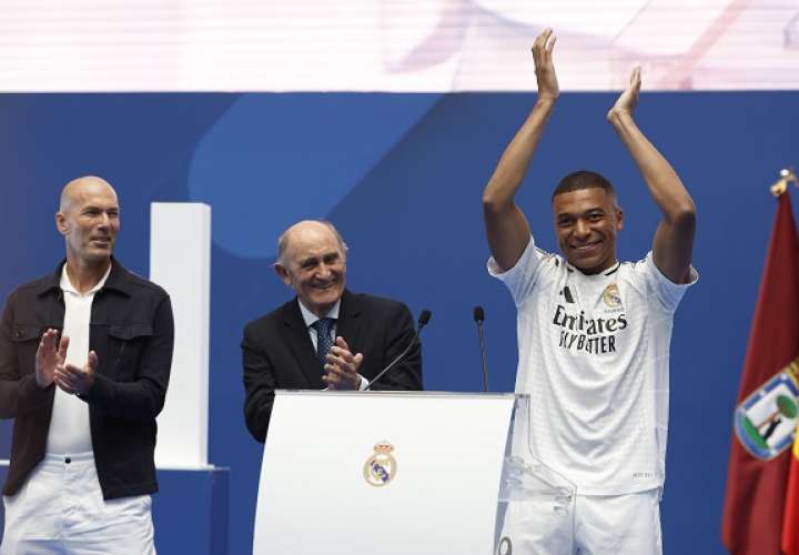 El francés Kylian Mbappé durante su presentación como nuevo jugador del Real Madrid. Foto: EFE
