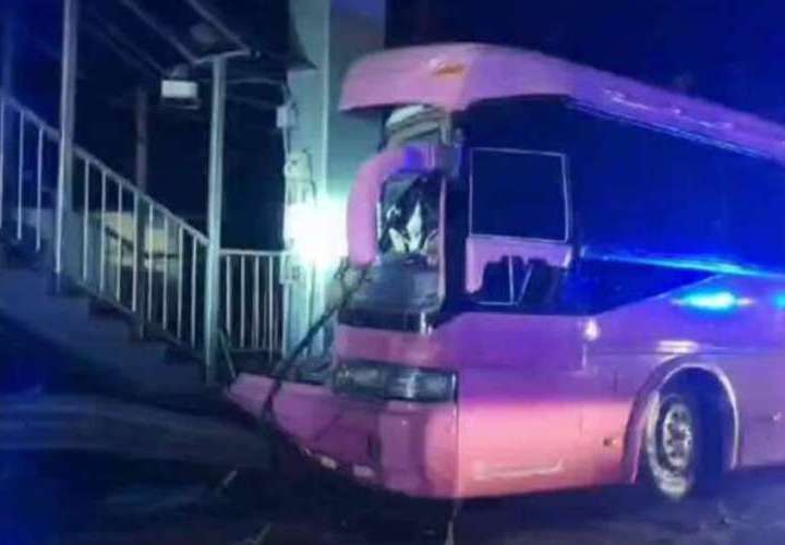 Bus con migrantes se choca en Los Ruices; hay 17 heridos