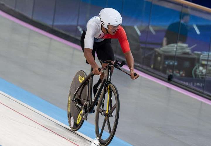 El paratleta panameño Esteban Goddard durante su participación ayer en los Juegos Paralímpicos de París 2024. Foto: Pandeportes